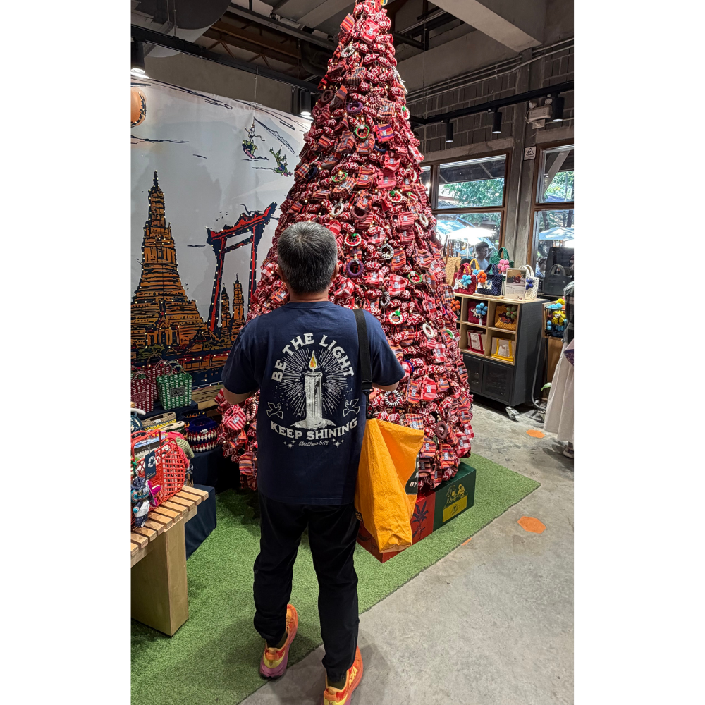 BE THE LIGHT - CHRISTIAN T-SHIRT (NAVY BLUE)